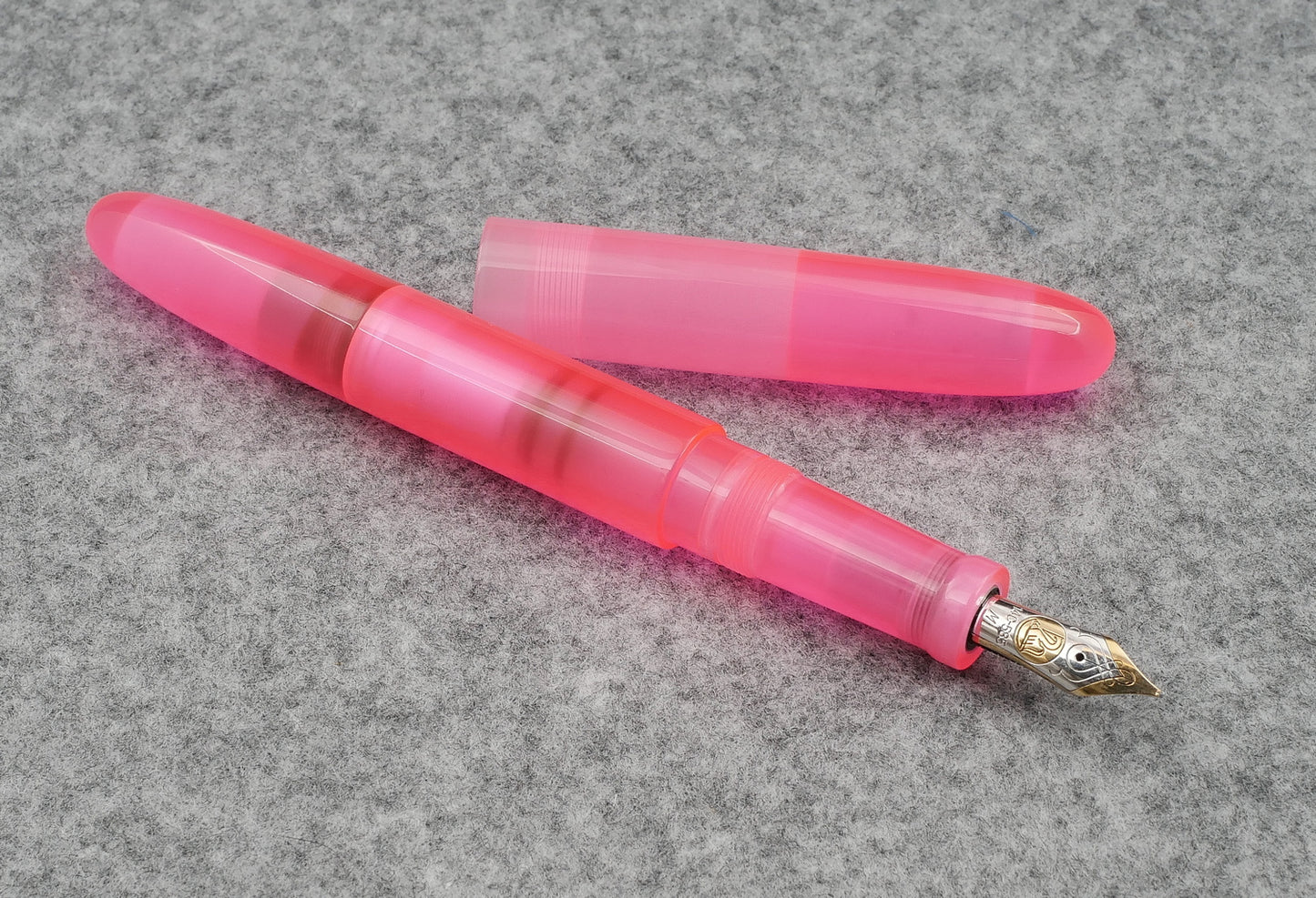 Majestic - Medium/Large - Pink alumilite - piston - Pelikan M800 nib