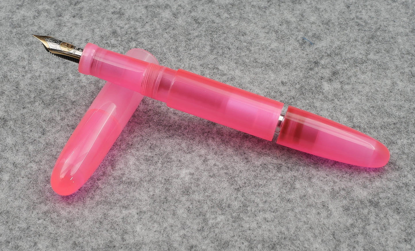 Majestic - Medium/Large - Pink alumilite - piston - Pelikan M800 nib