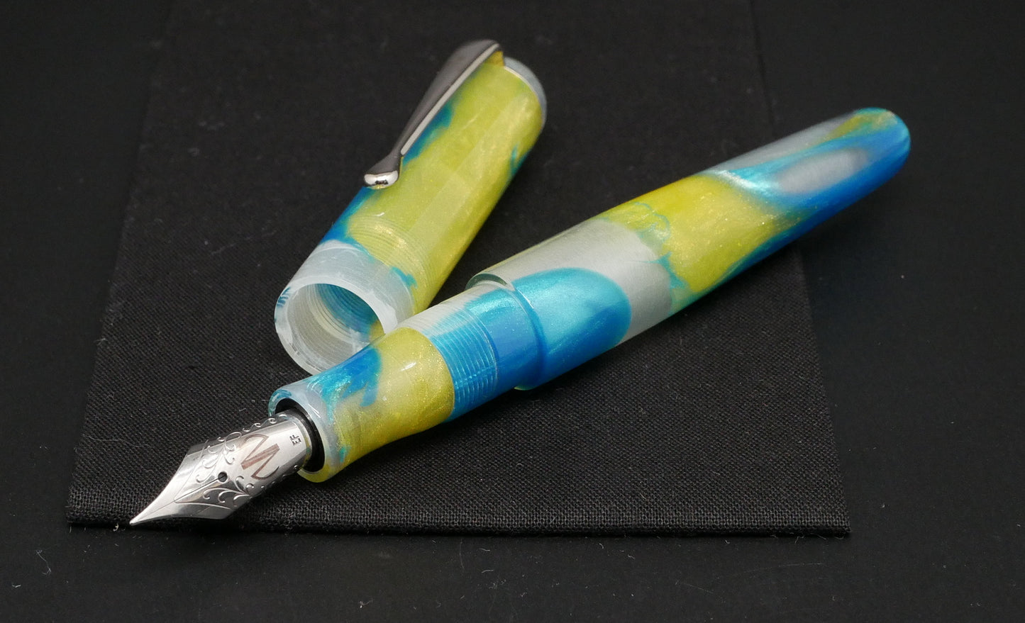 Majestic - Small - D Squared Southern Fish Fry resin - clip - #6 nib