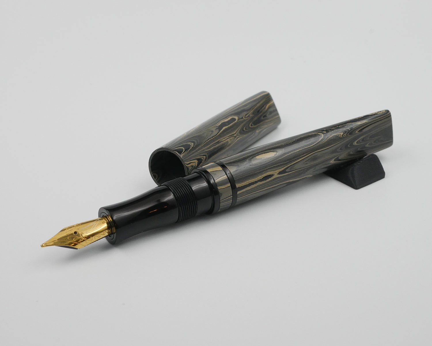 Prospector - Medium - SEM Sand ripple and black ebonite- Jowo #6 nib