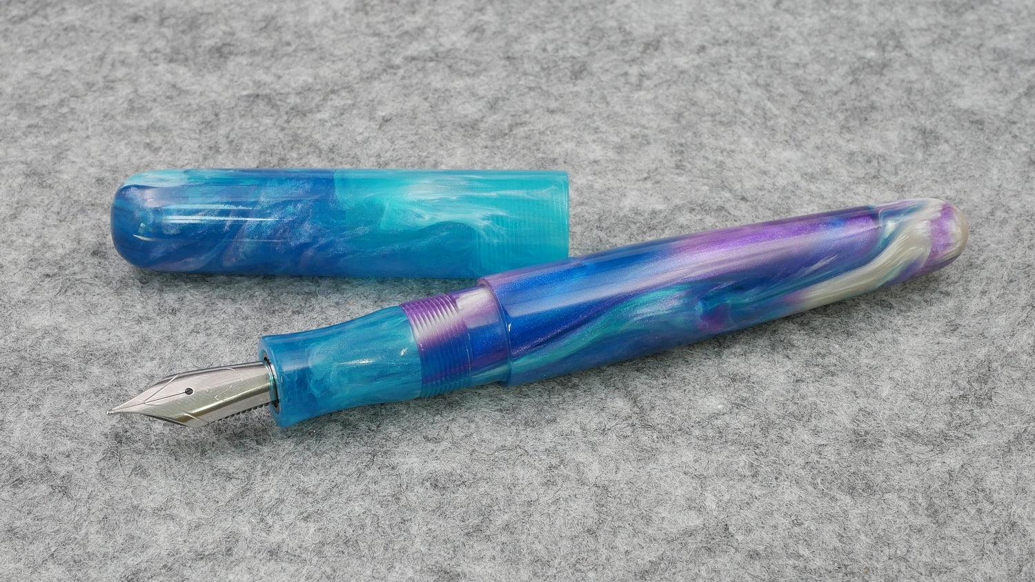 Majestic - Medium - D Squared Glacial Borealis resin 2 - #6 nib