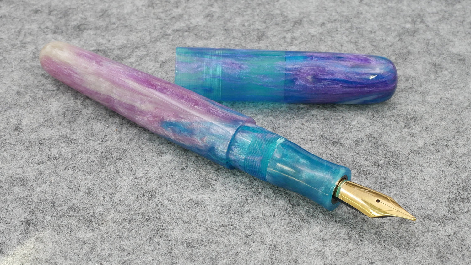 Majestic - Medium - D Squared Glacial Borealis resin 3 - #6 nib