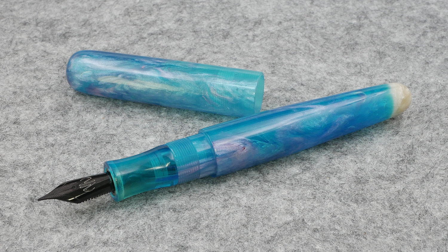 Majestic - Medium - D Squared Glacial Borealis resin 4 - #6 nib