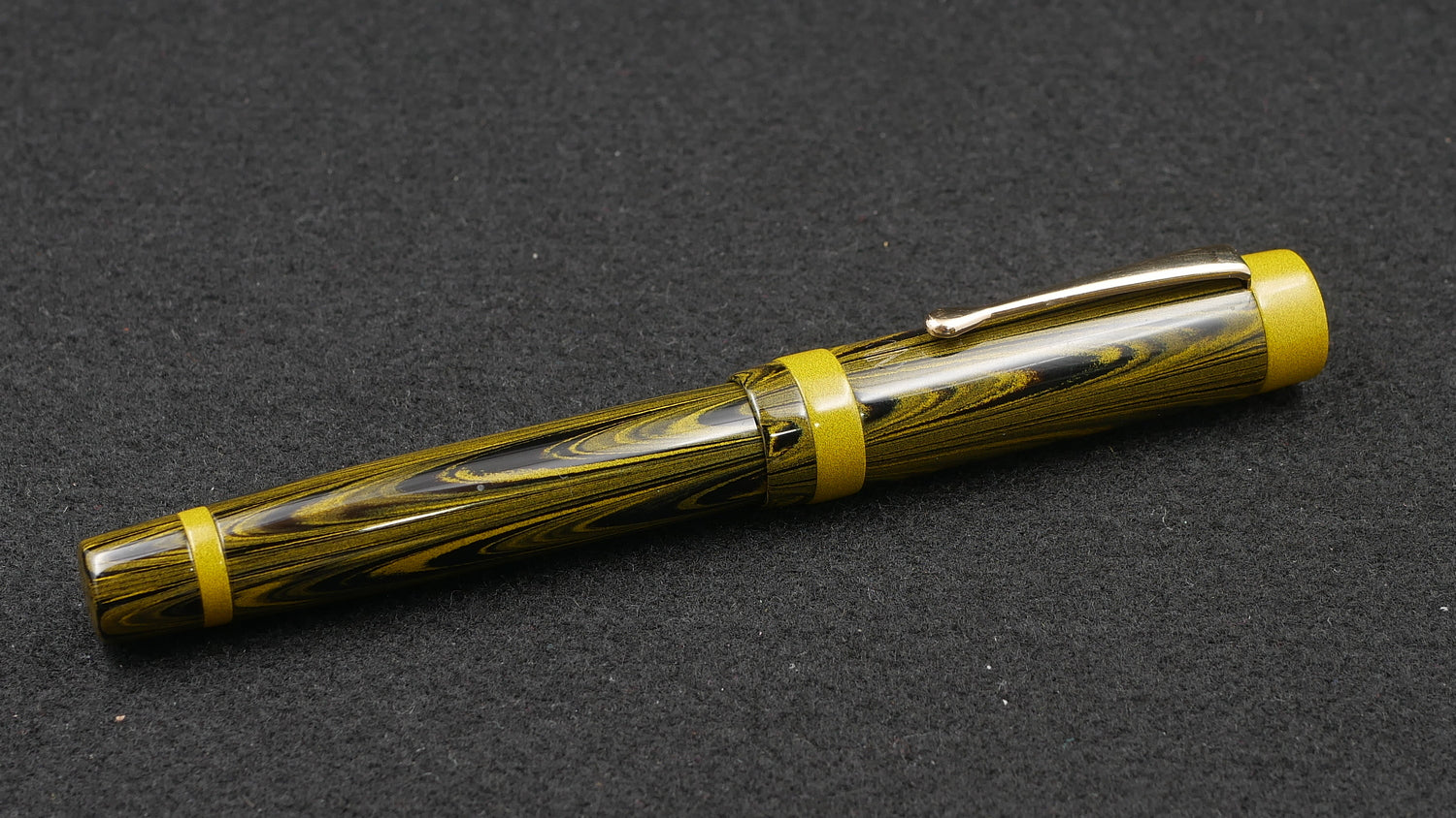 Orville - Medium - Nikko Ripple & Solid Yellow ebonite - clip - Jowo #6 nib