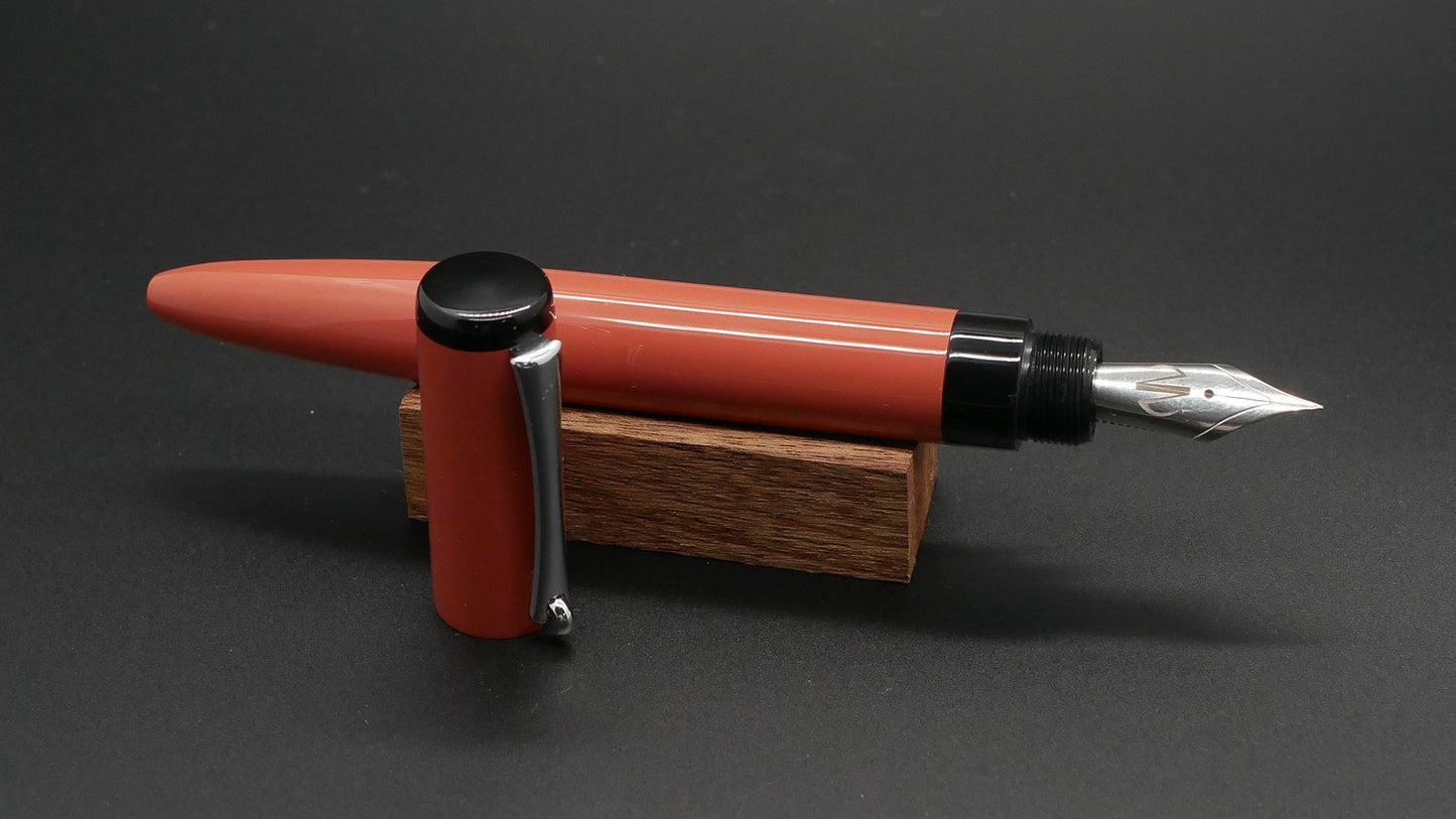 Preston fountain pen - slim - Long - Solid orange and black ebonite - clip - Jowo #6 nib