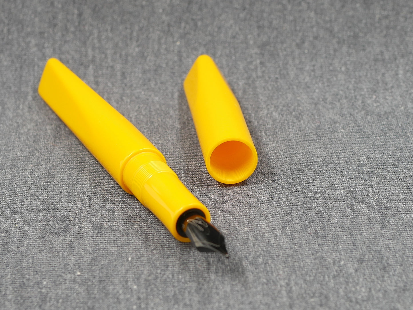 Prospector - Small - CORRL solid yellow resin - Jowo #6 nib