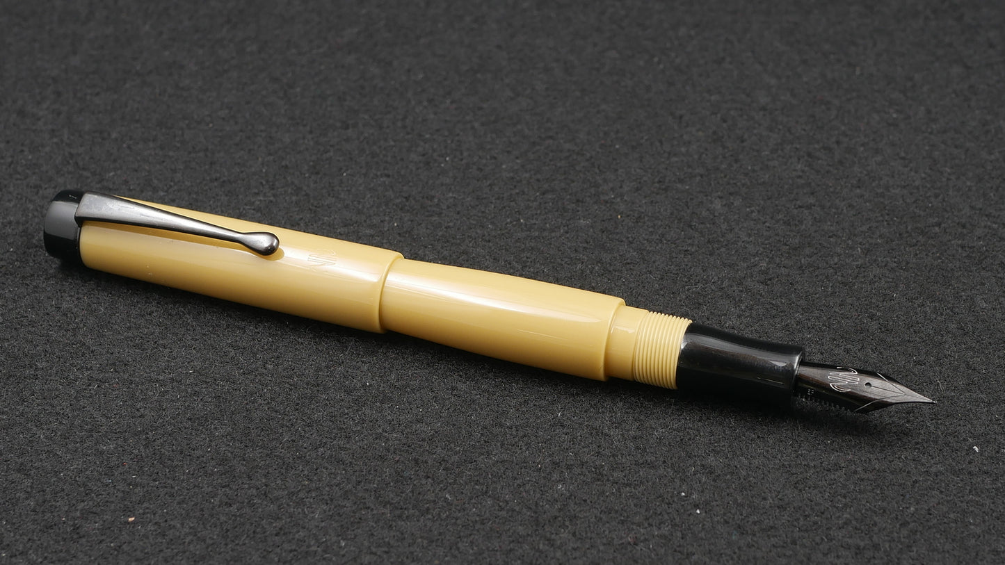 Townsend - Small – Beige & black acrylic - clip - Jowo #6 nib