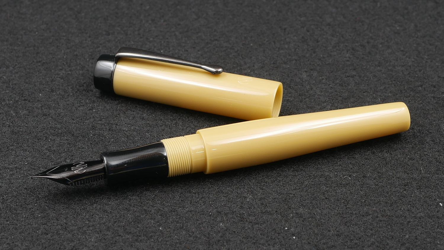 Townsend - Small – Beige & black acrylic - clip - Jowo #6 nib