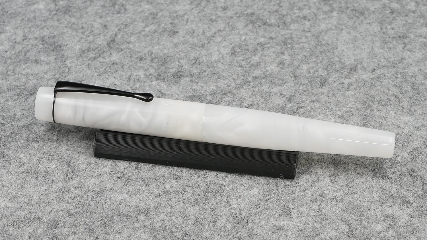 Townsend - Small – White velvet acrylic, clip, Jowo #6 nib