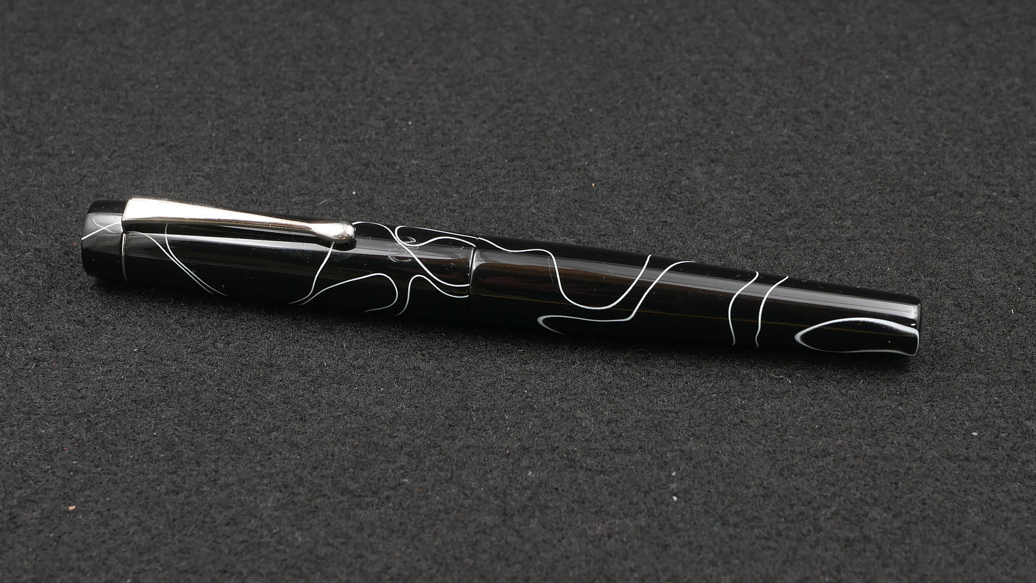 Townsend - Small – White lines on black acrylic - clip - Jowo #6 nib