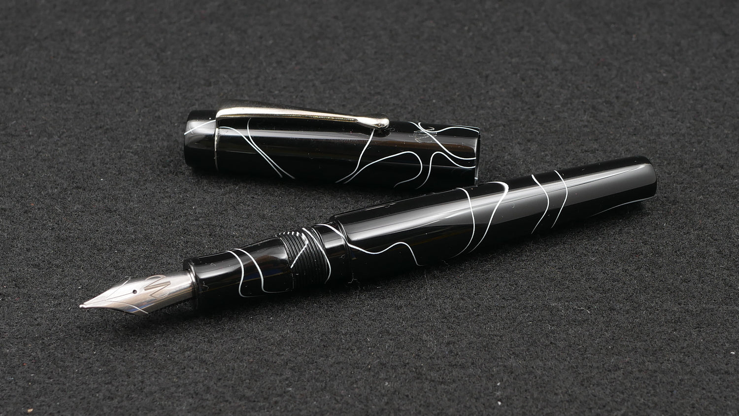 Townsend - Small – White lines on black acrylic - clip - Jowo #6 nib