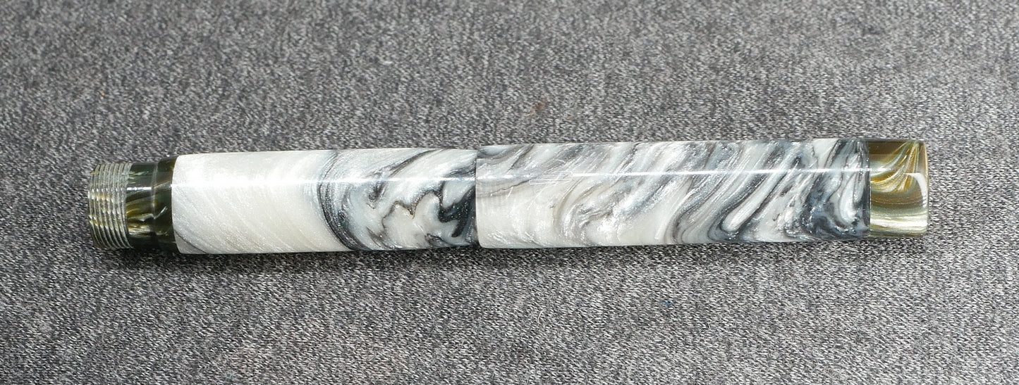 Como - Small - Muttblanks green and white resins - #6 nib (can take a clip)