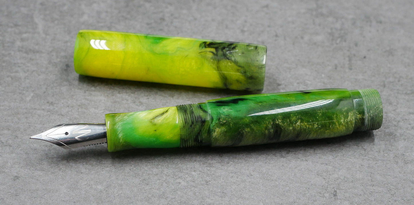 Como - Medium - D Squared Toxic Apple resin - #6 nib