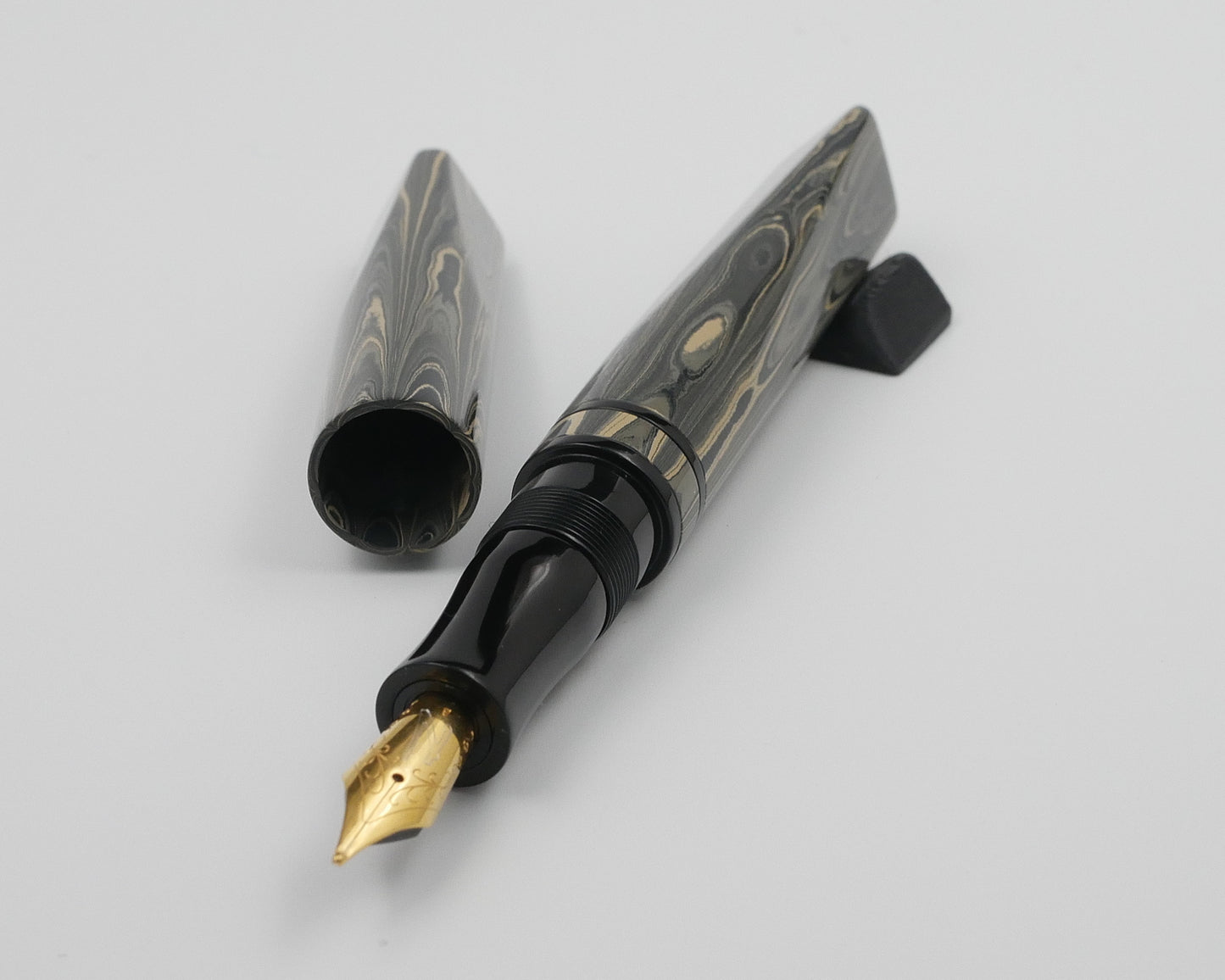 Prospector - Medium - SEM Sand ripple and black ebonite- Jowo #6 nib