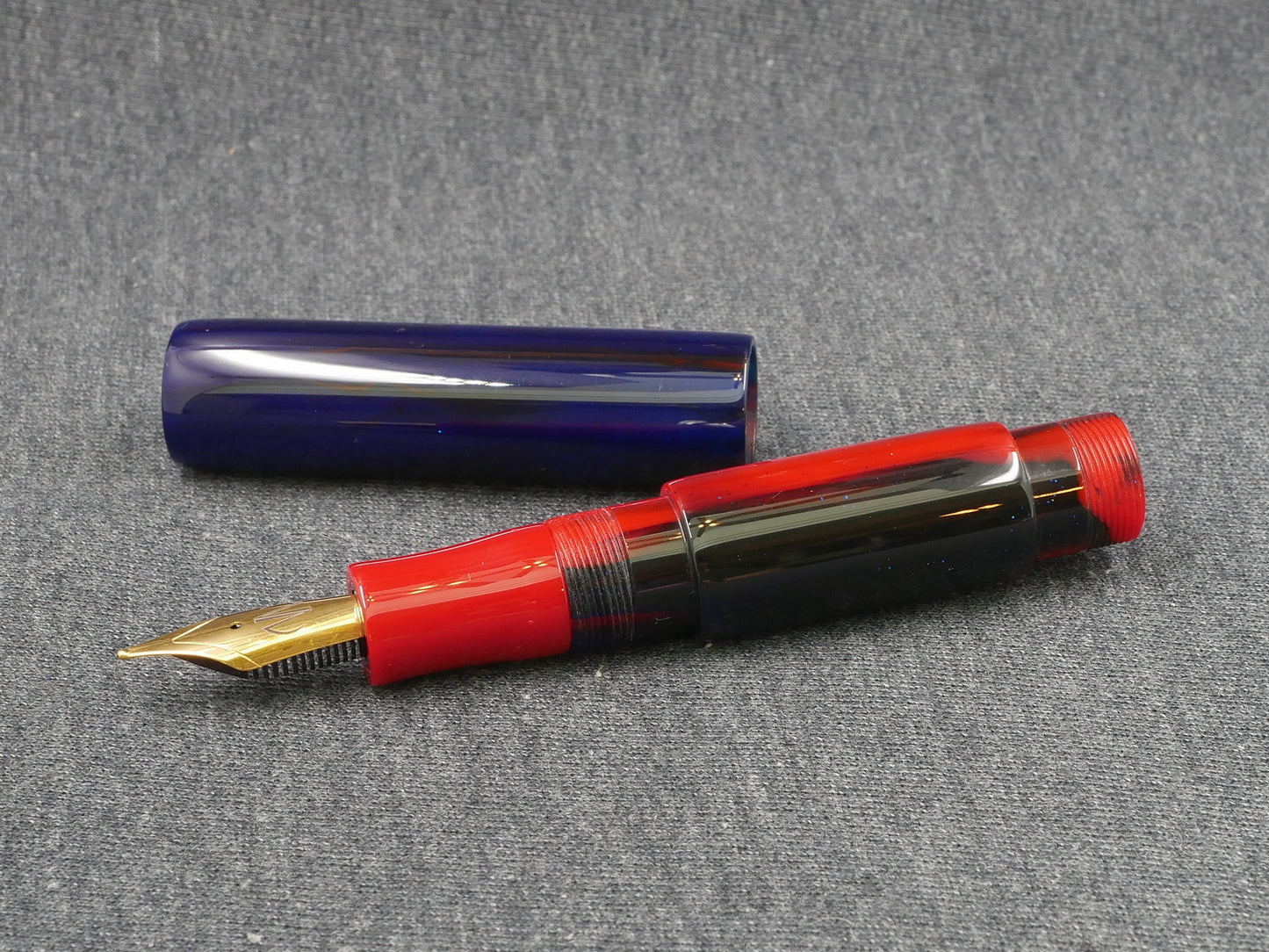 Como - Medium -  D Squared Red and Blue resin- Jowo #6 nib
