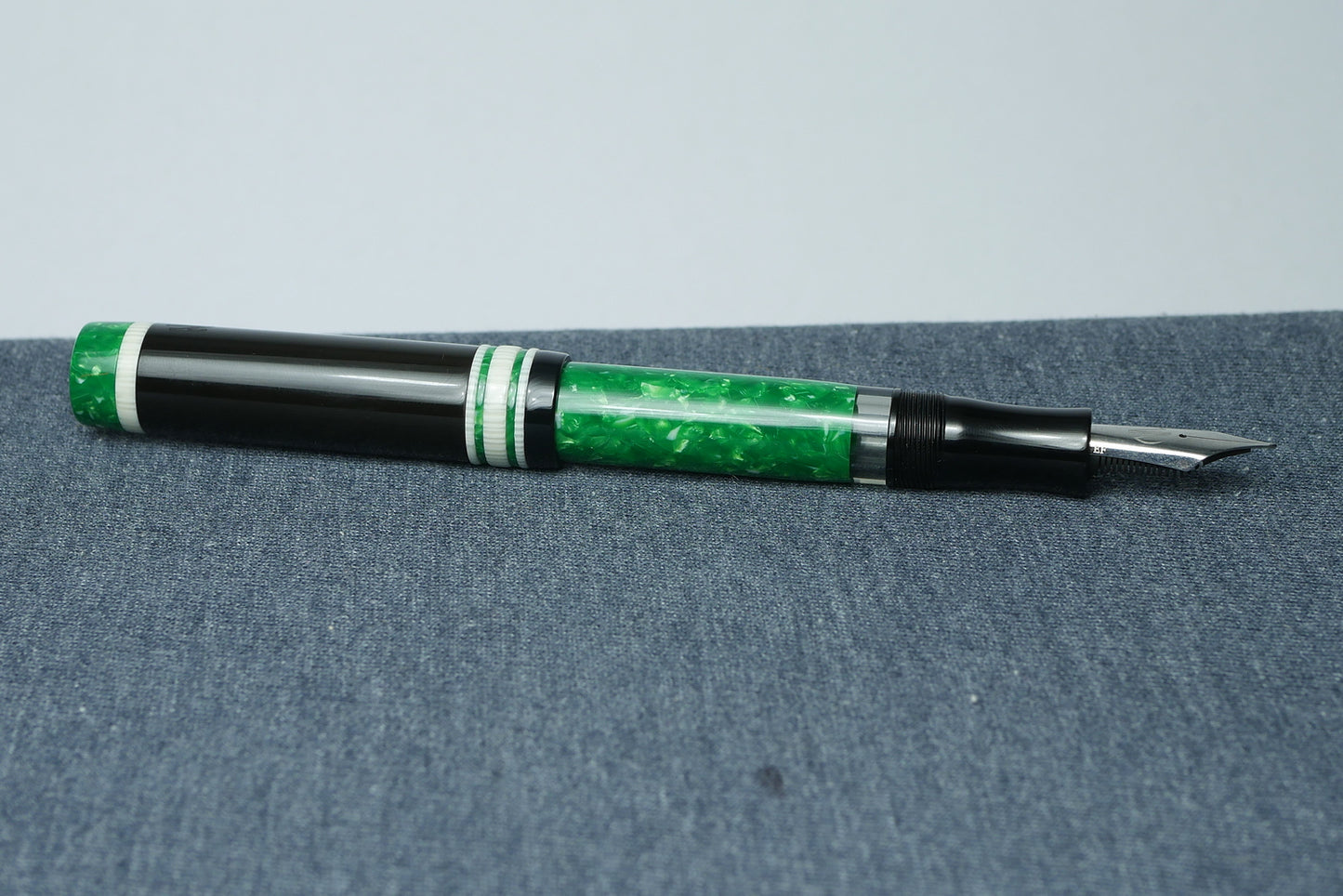 Knickerbocker - Medium - 1 - Sheaffer Jade ceblox, Ivory celluloid, Black ebonite
