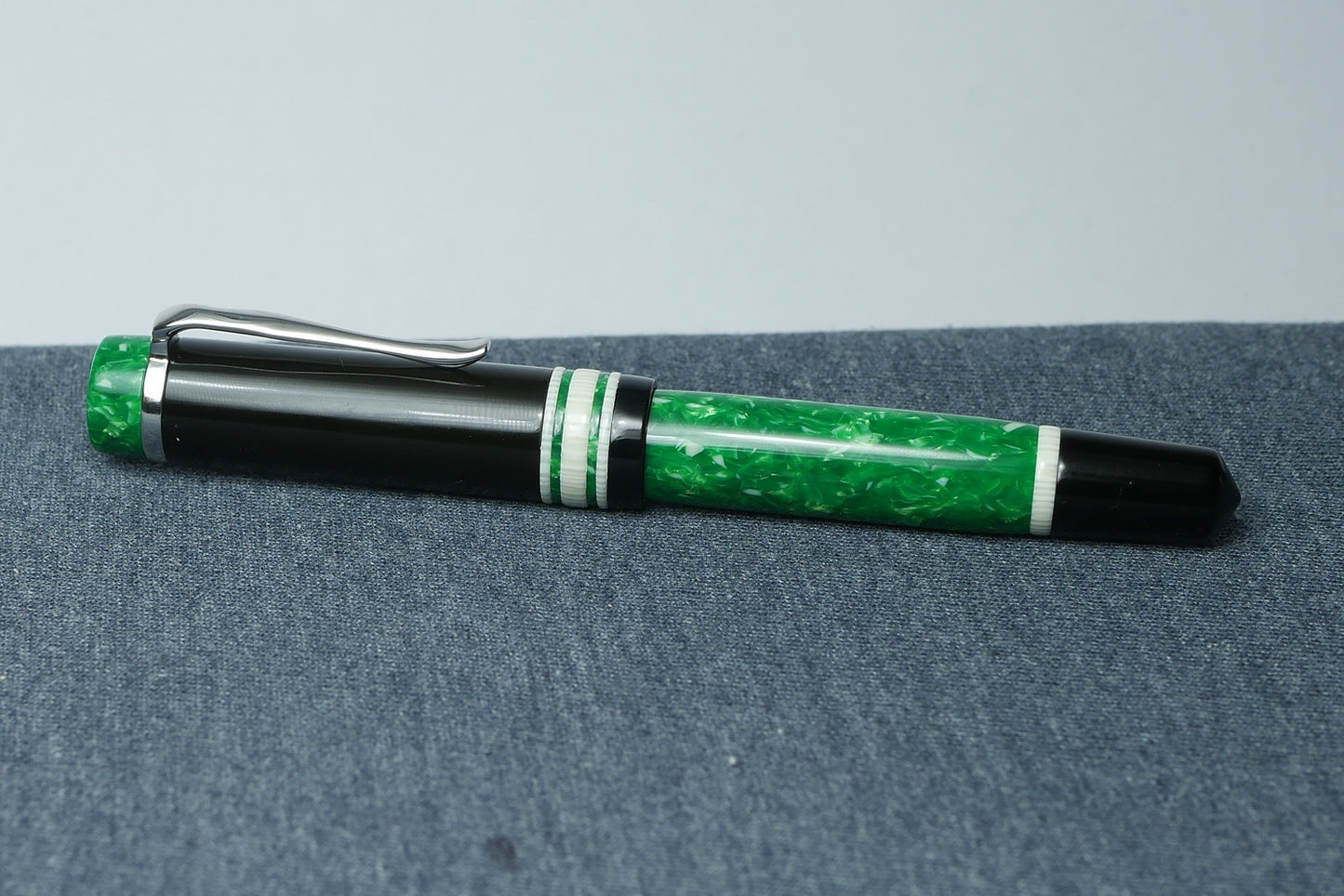 Knickerbocker - Medium - 1 - Sheaffer Jade ceblox, Ivory celluloid, Black ebonite