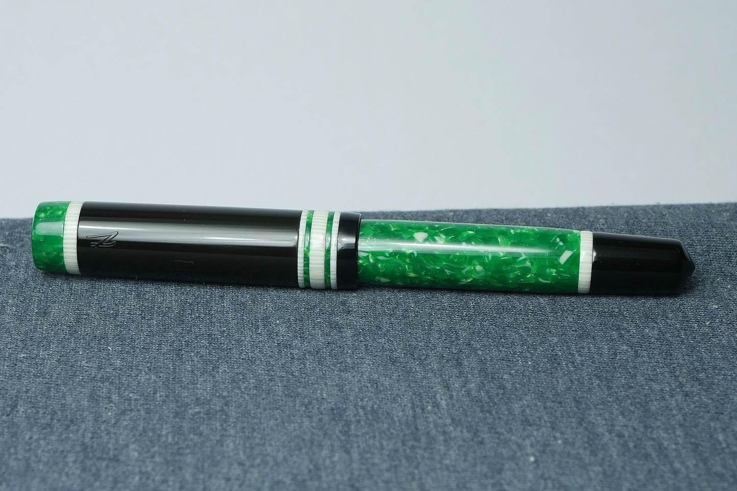 Knickerbocker - Medium - 1 - Sheaffer Jade ceblox, Ivory celluloid, Black ebonite