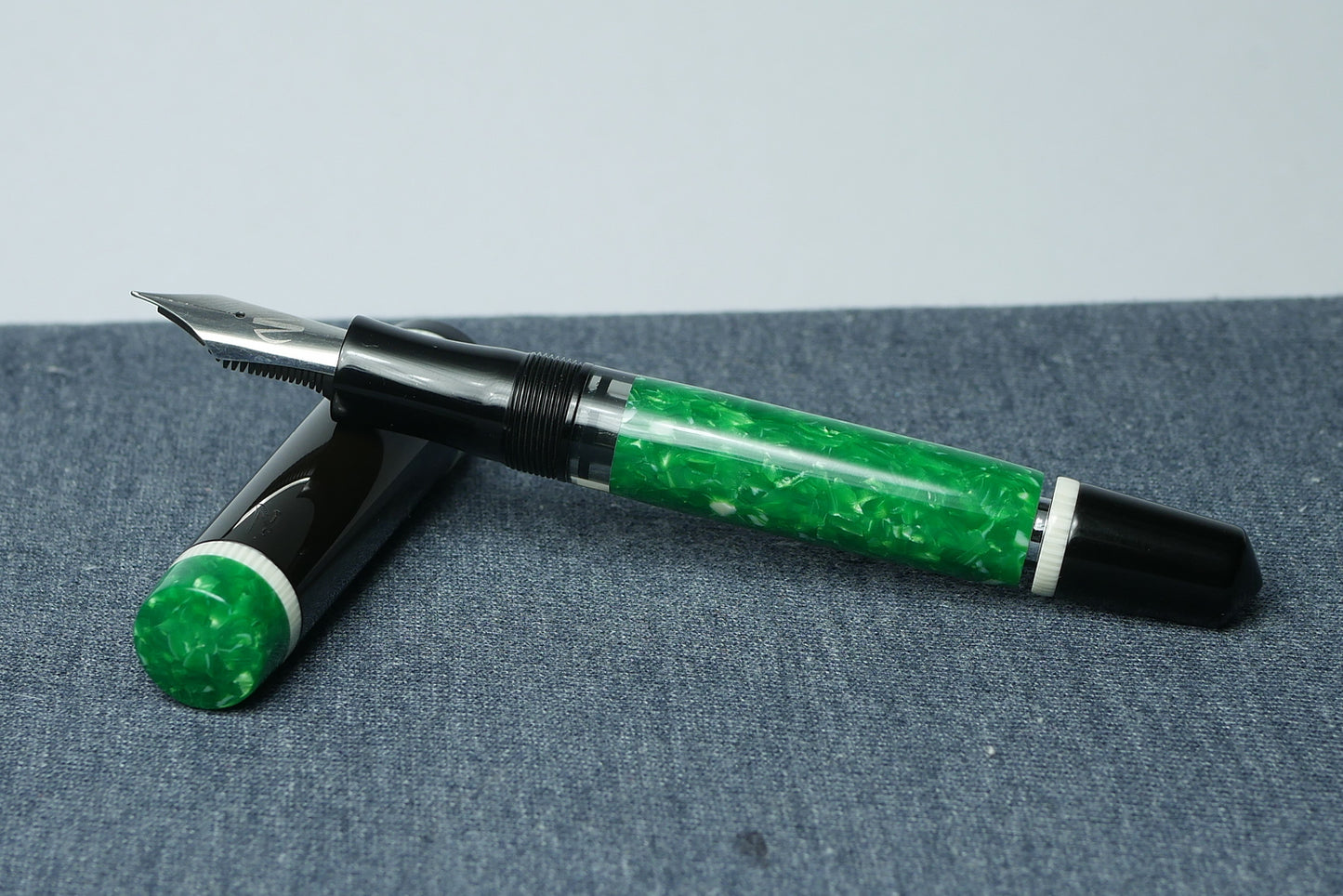 Knickerbocker - Medium - 1 - Sheaffer Jade ceblox, Ivory celluloid, Black ebonite