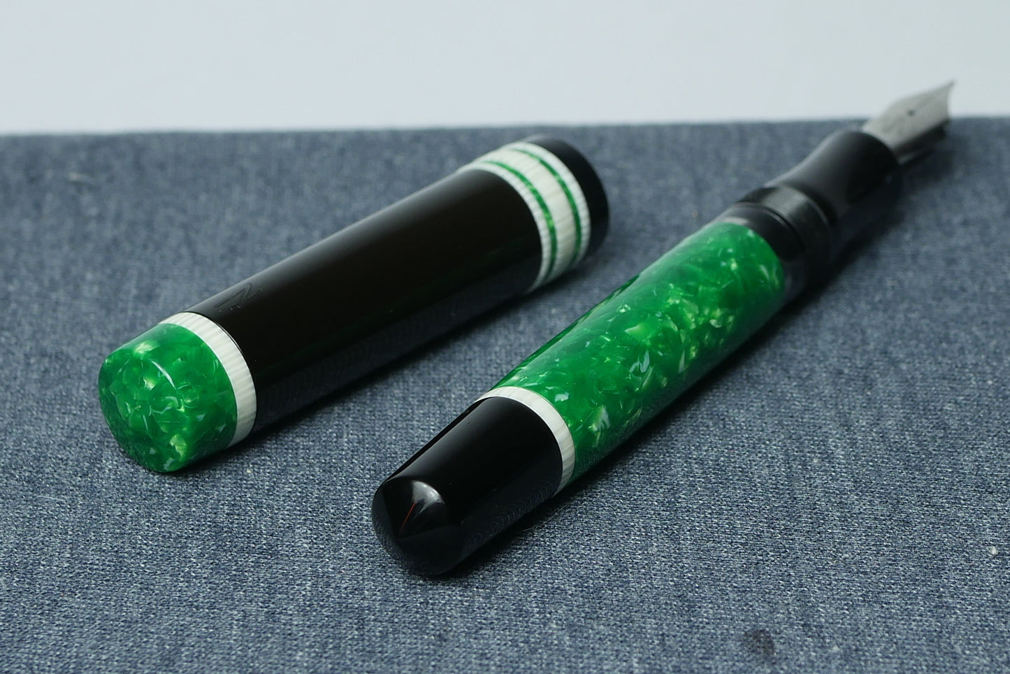 Knickerbocker - Medium - 1 - Sheaffer Jade ceblox, Ivory celluloid, Black ebonite