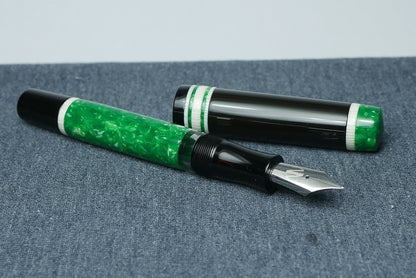 Knickerbocker - Medium - 1 - Sheaffer Jade ceblox, Ivory celluloid, Black ebonite