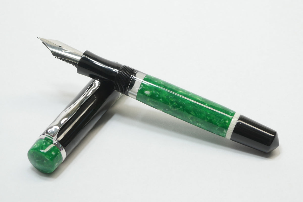 Knickerbocker - Medium - 1 - Sheaffer Jade ceblox, Ivory celluloid, Black ebonite