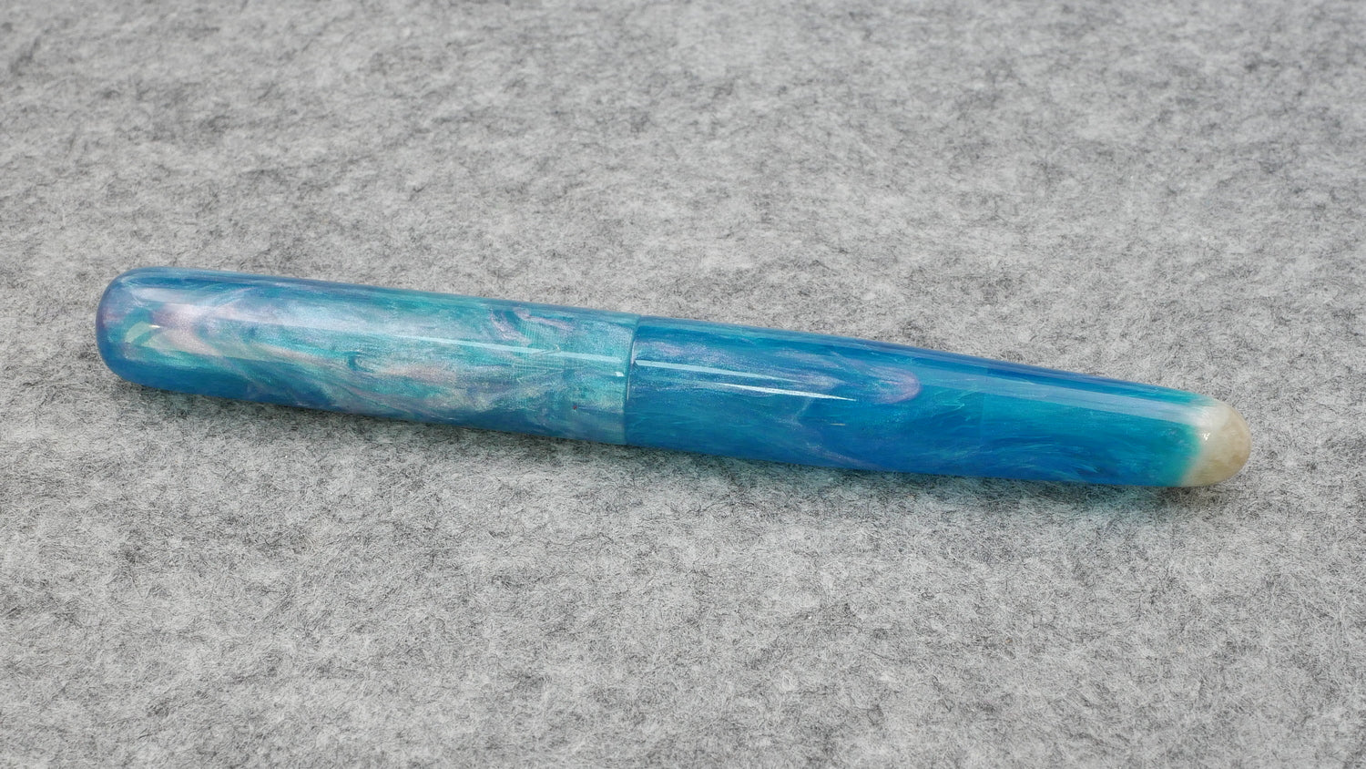 Majestic - Medium - D Squared Glacial Borealis resin 4 - #6 nib