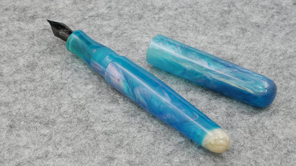 Majestic - Medium - D Squared Glacial Borealis resin 4 - #6 nib