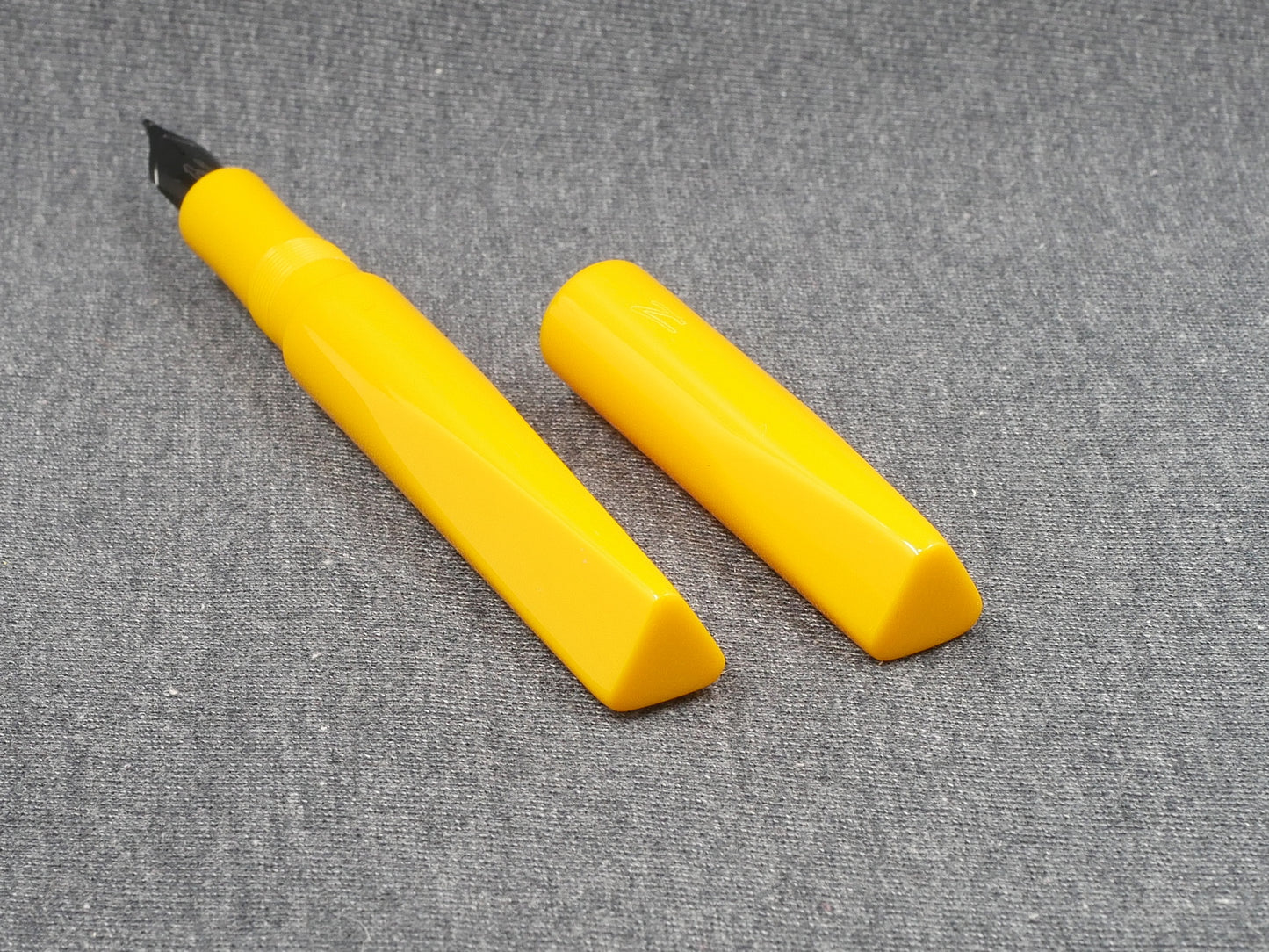 Prospector - Small - CORRL solid yellow resin - Jowo #6 nib