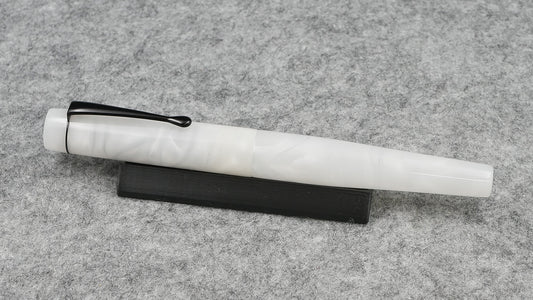 Townsend - Small – White velvet acrylic, clip, Jowo #6 nib