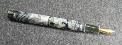 Como - Small - Muttblanks green and white resins - #6 nib (can take a clip)